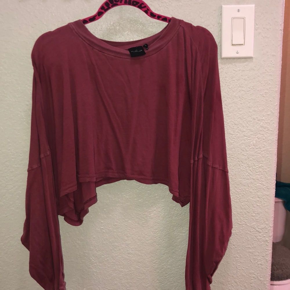 Very flowy maroon crop
